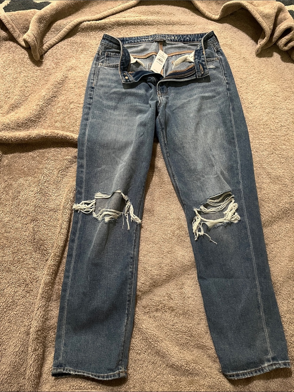 American Eagle Women’s Distressed Blue Denim Mom Jean Size: 8